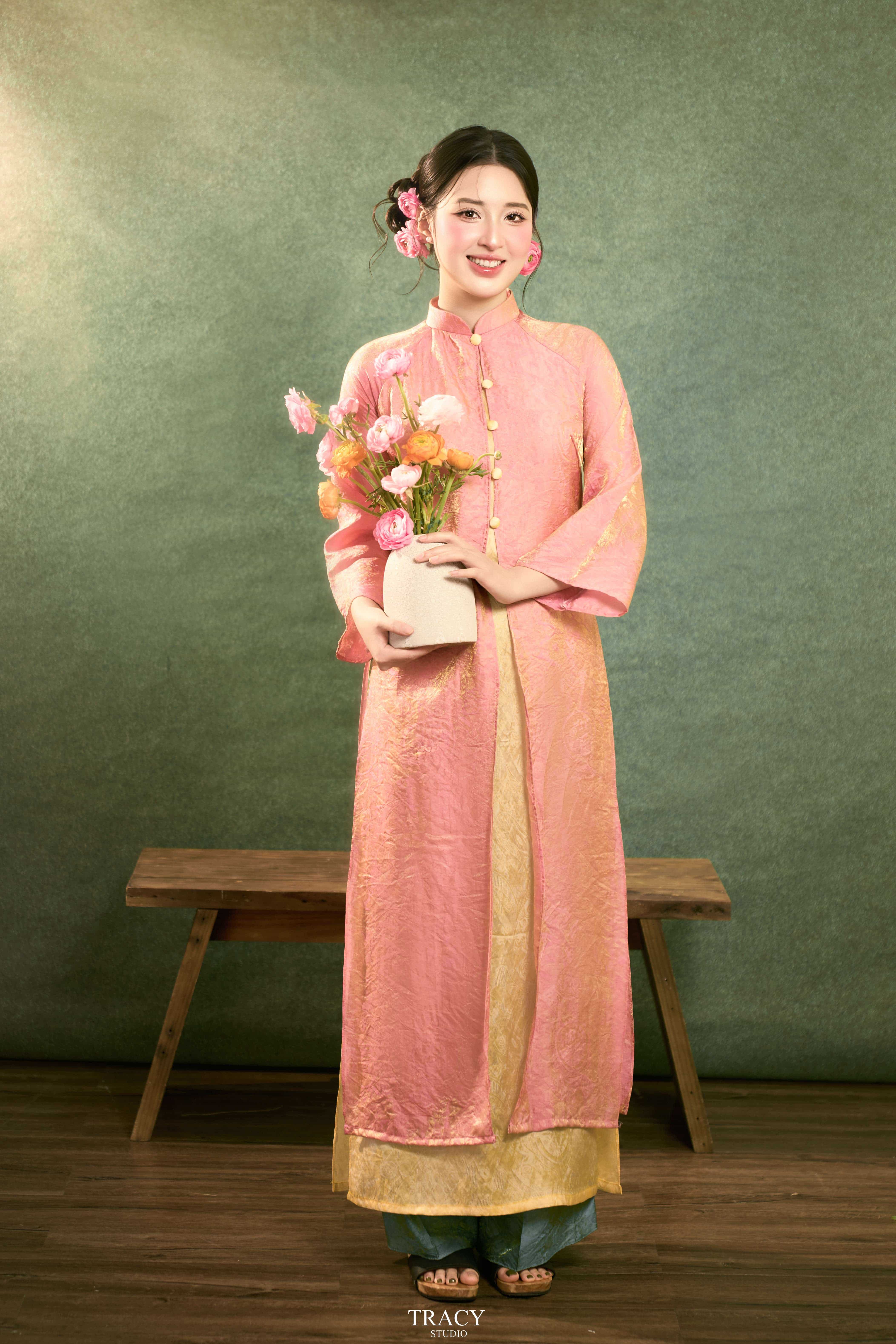 frontend/img/gallery/tinh-khoi-ao-dai-viet/tracy-studio-chup-concept-tet-diep-hong (3).jpg